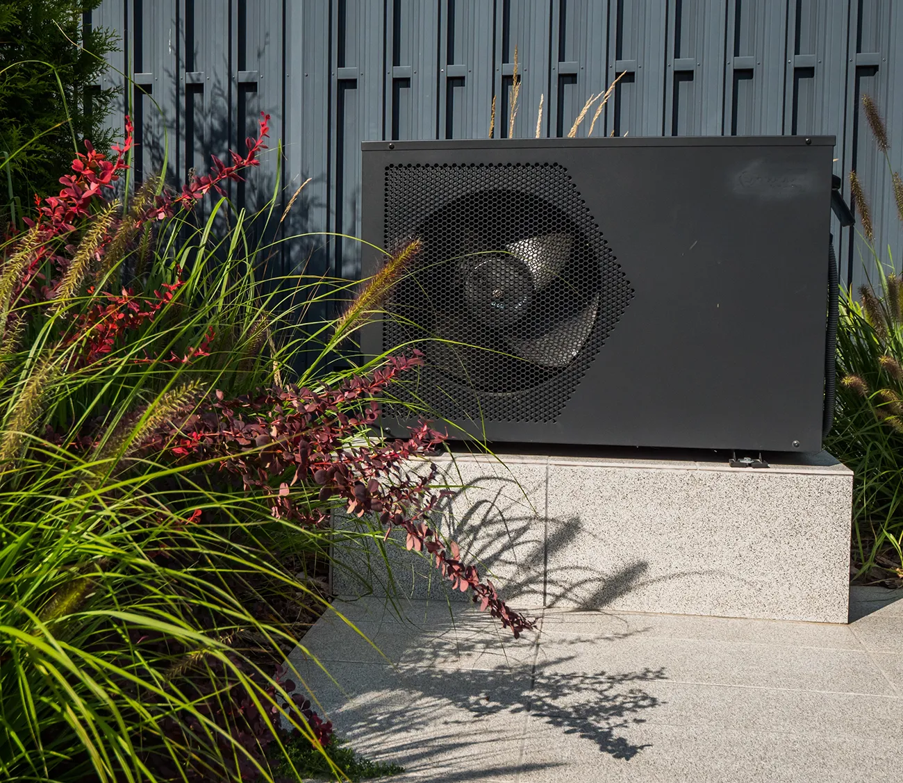Outdoor heat pump unit for heating a swimming pool